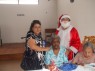 Glaci recebendo presente do Papai Noel e da Maria Zeni.