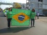 Rita e Aid� com a bandeira de litros pet, incentivando a reciclagem. 